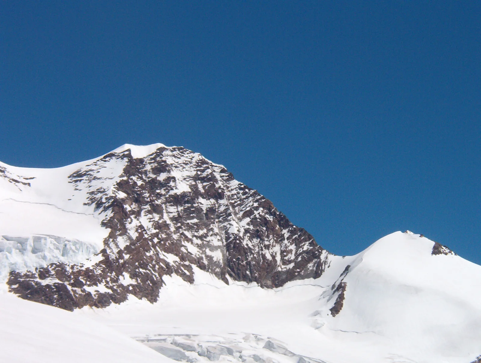 Lyskamm Orientale e Naso del Lyskamm innevati nella valle di Gressoney.
