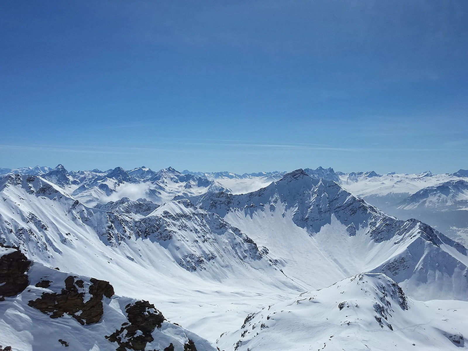 Panorama delle montagne innevate di Lenzerheide.