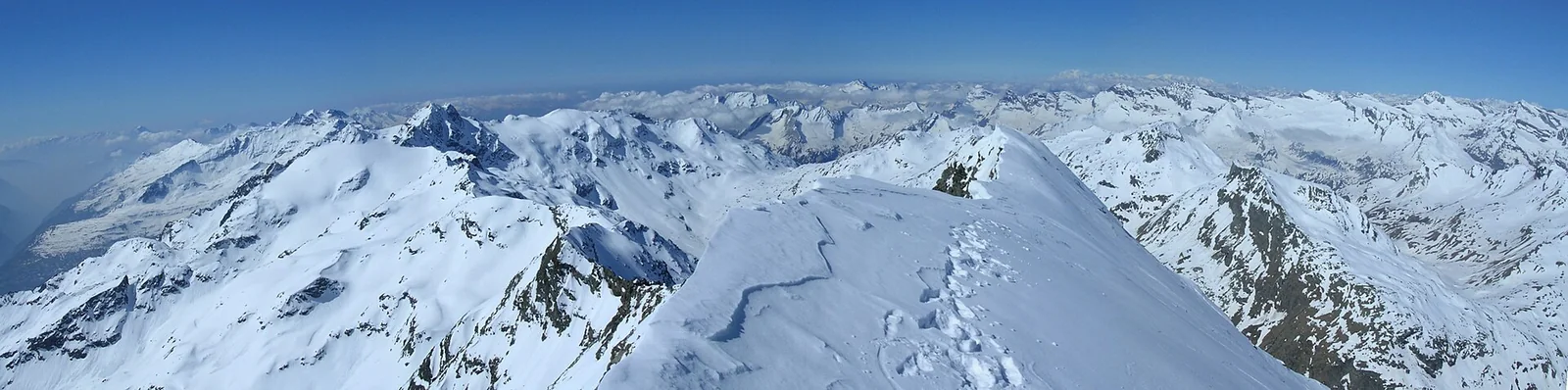 Panorama alpino innevato dal Pizzo Tambo, nella regione di Splugen.