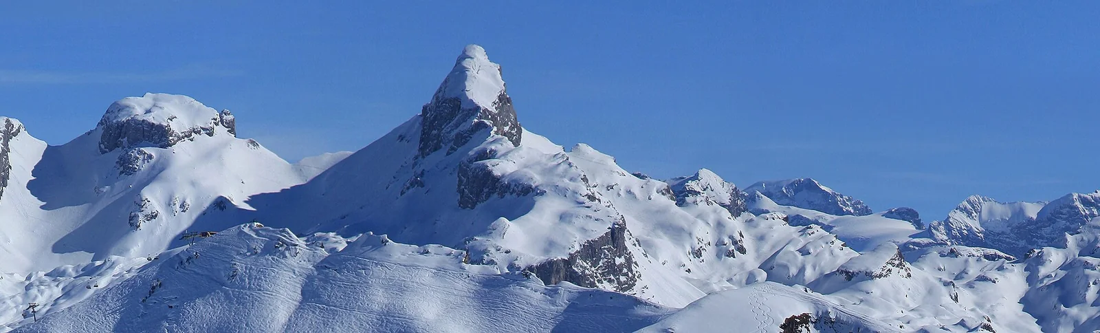 Cime innevate del Chaiserstock e del Chronenstock viste dalla zona di Stoos.